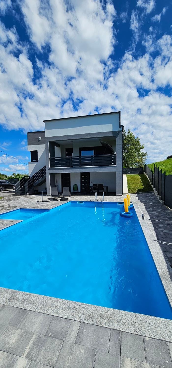 Property building, Day, Pool view, Swimming pool