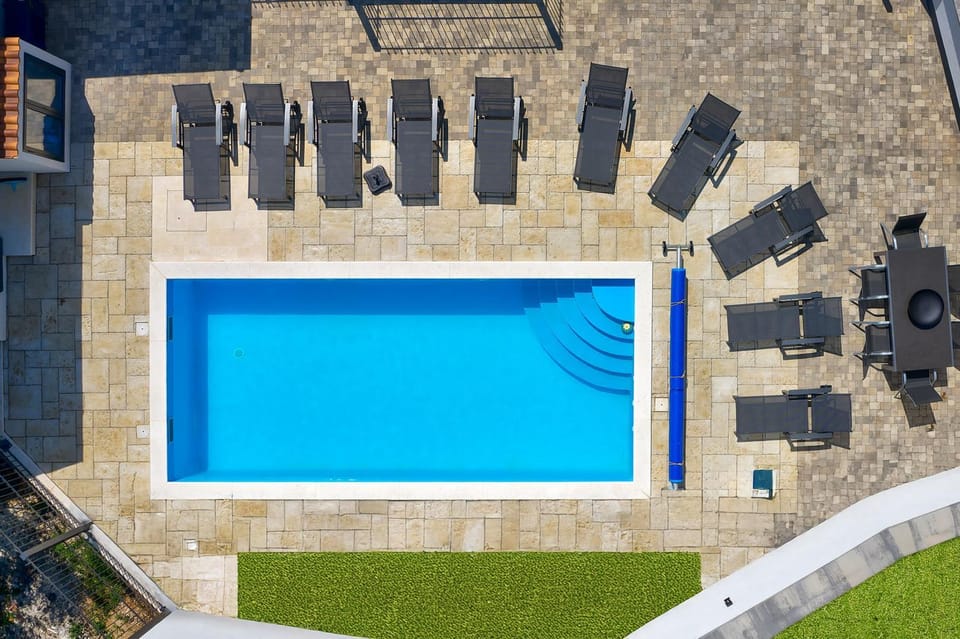 Pool view, Swimming pool, sunbed