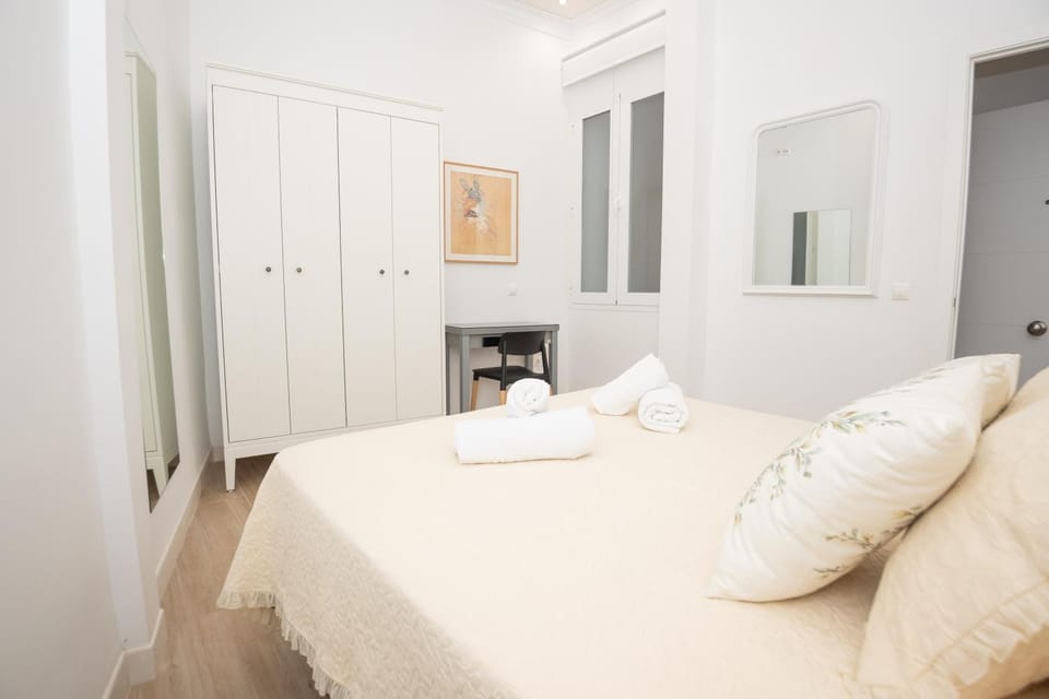 Bed, Photo of the whole room, Bedroom, towels, wardrobe, air conditioner