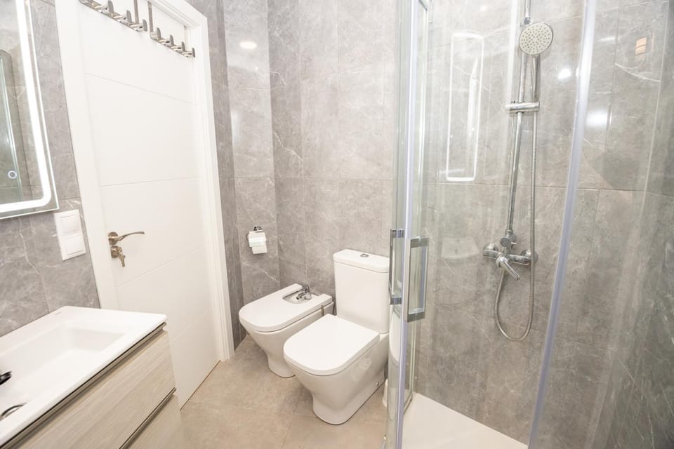 Shower, Toilet, Bathroom, bidet, towels