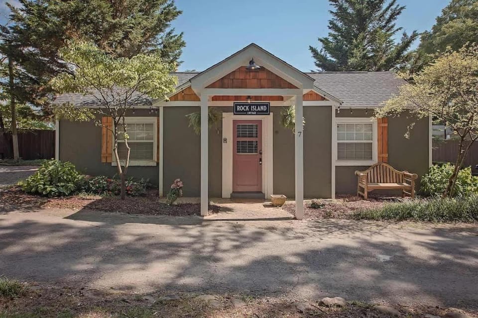 7- Rock Island Cottage Apartment in Alabama