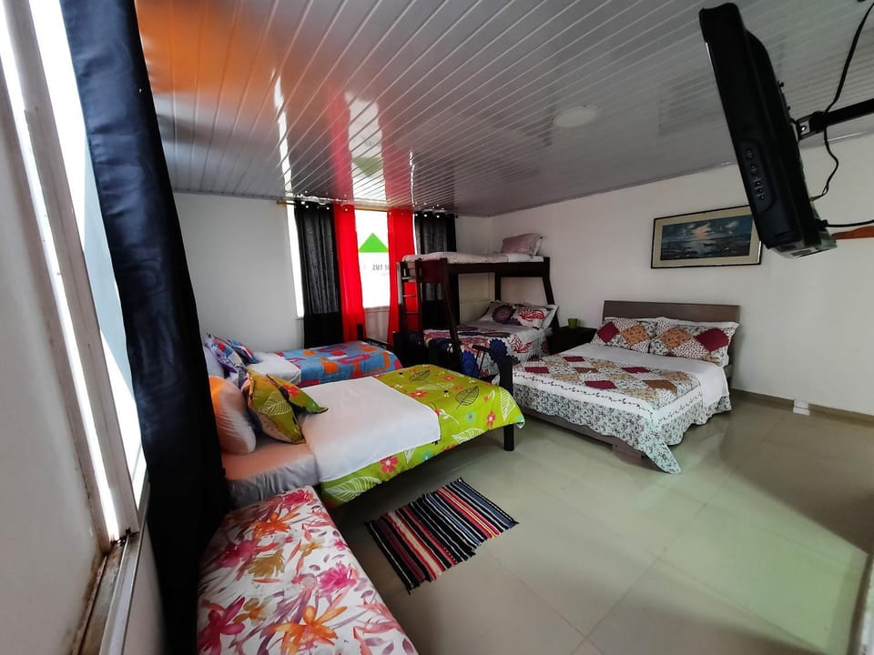 Bed, TV and multimedia, Photo of the whole room, Bedroom, bunk bed