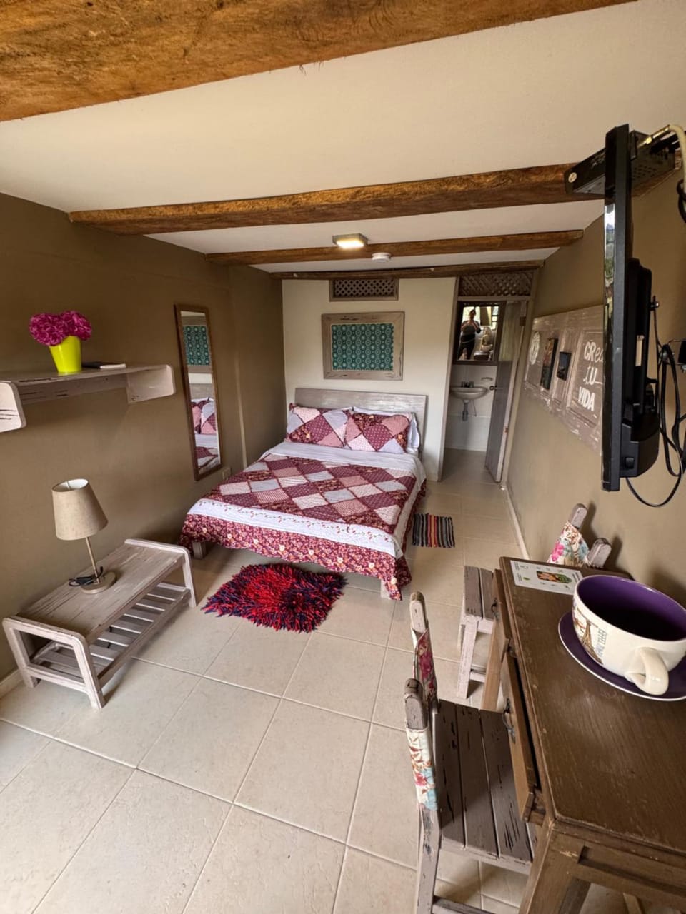 Bed, TV and multimedia, Photo of the whole room, Bedroom