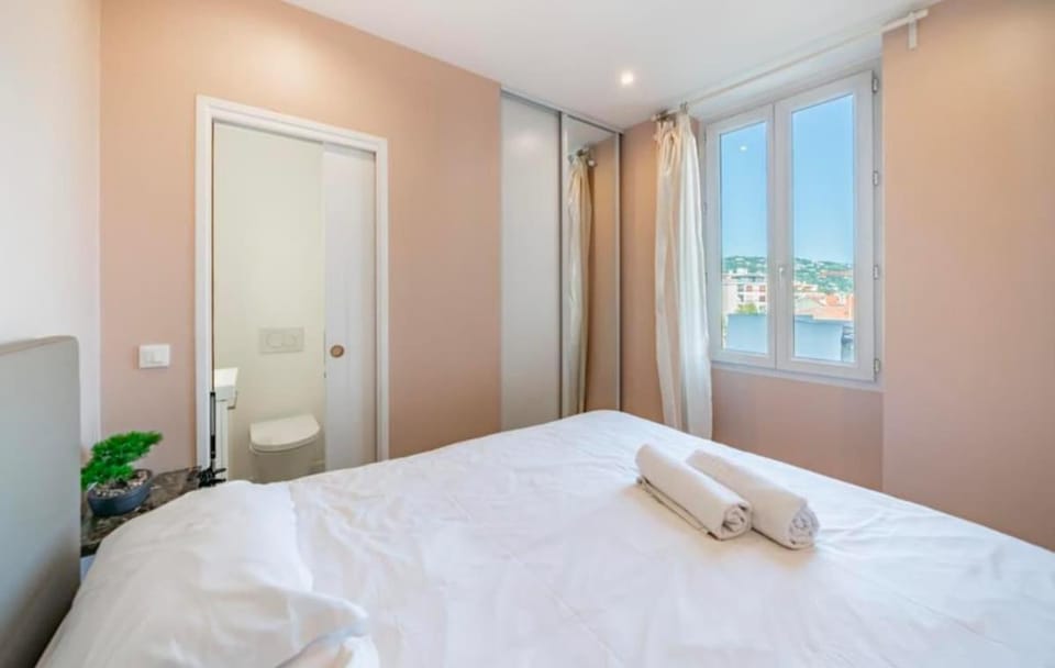 Close to train station and palace, quiet Apartment in Cannes