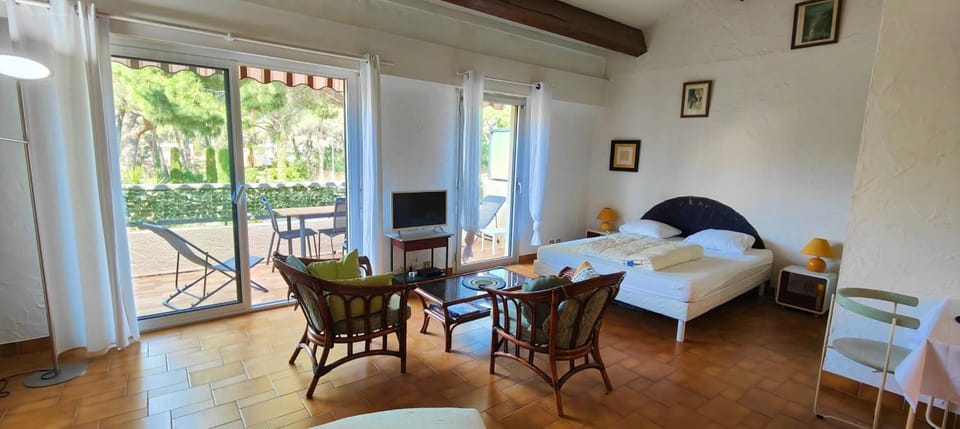 Charming accommodation with pleasant terrace Apartment in Saint-Raphael