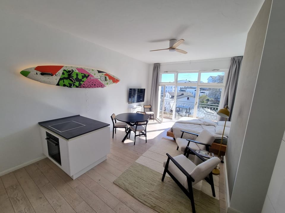 Dining area, Bedroom, stove