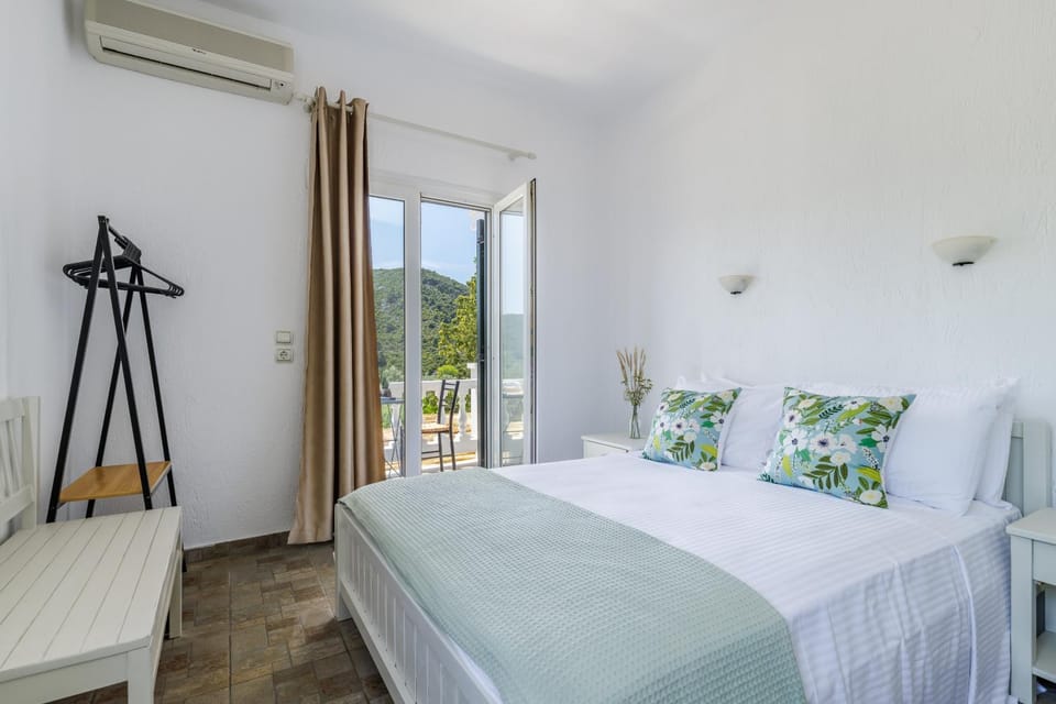 Bed, Photo of the whole room, air conditioner