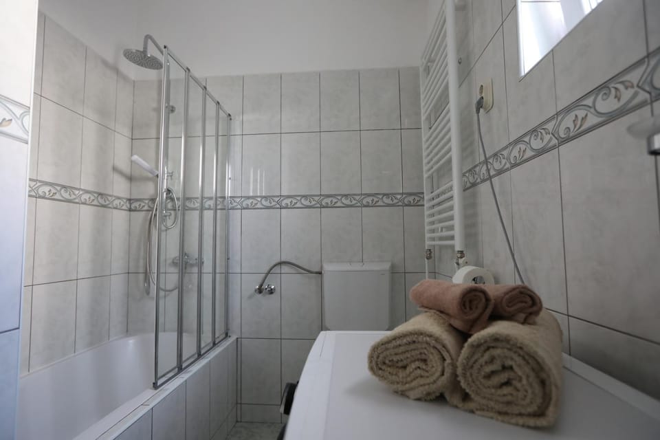 Shower, Bathroom, Bath, towels