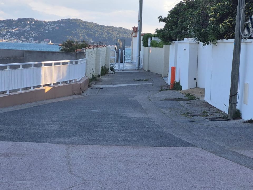 Day, Neighbourhood, Natural landscape, Sea view, Street view