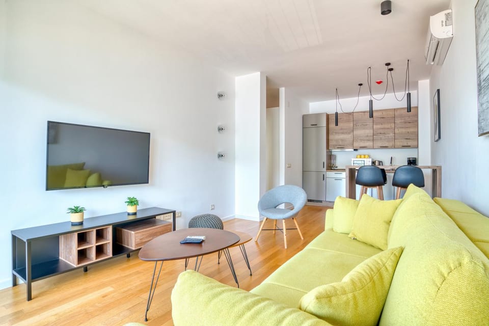 TV and multimedia, Kitchen or kitchenette, Living room, Seating area