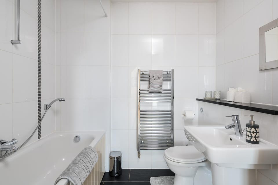 Shower, Toilet, Bathroom, Bath, towels