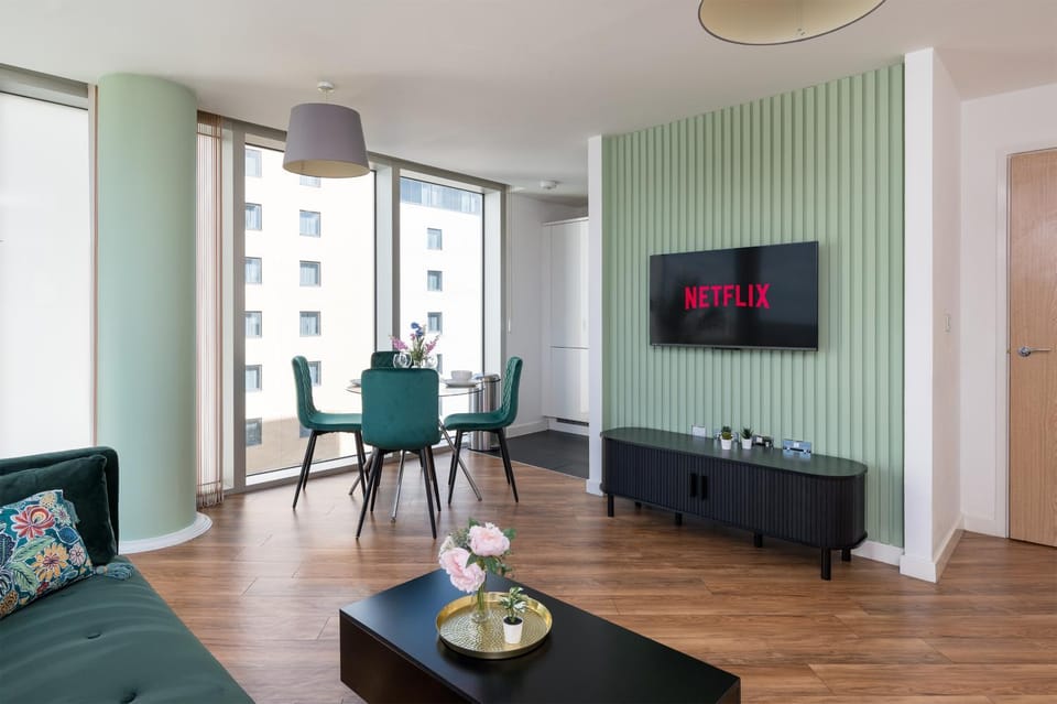 Communal lounge/ TV room, TV and multimedia, Living room, Seating area, Evening entertainment