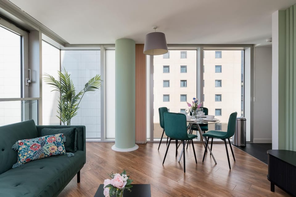 View (from property/room), Living room, Seating area, Dining area