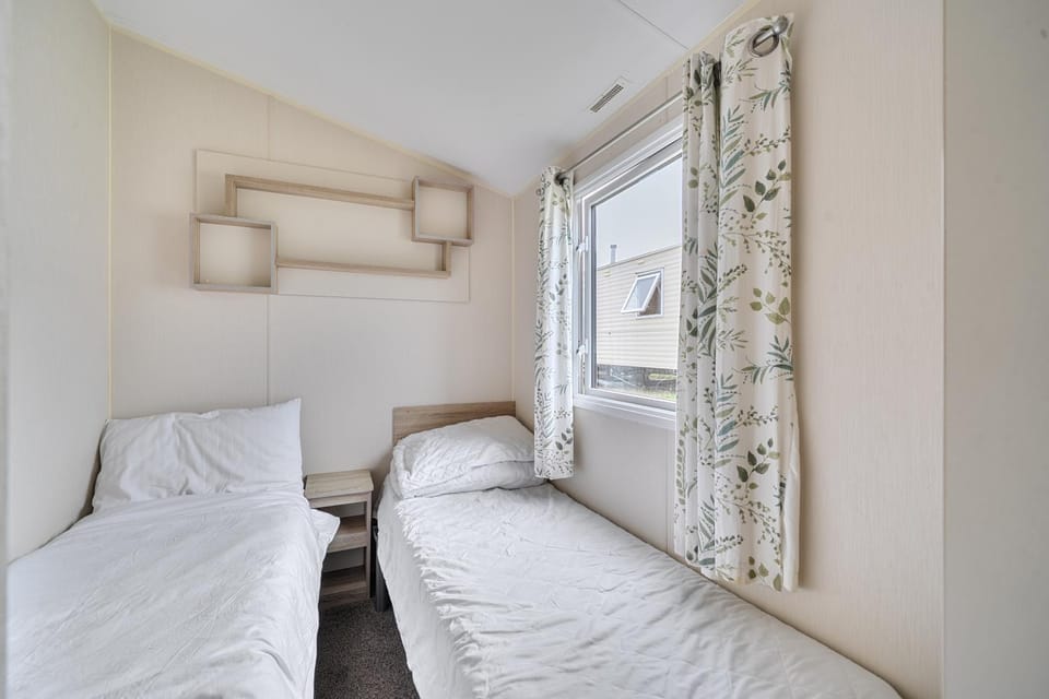 Caravan 163 sleeps up to 8 guests House in England