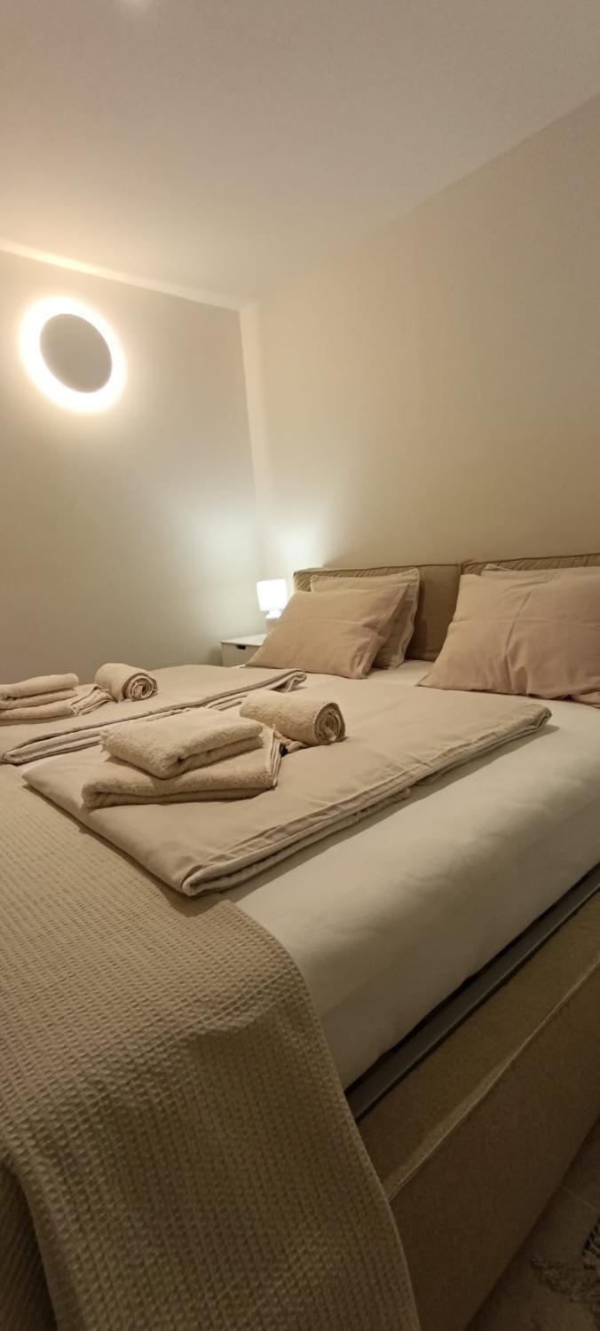Bed, towels