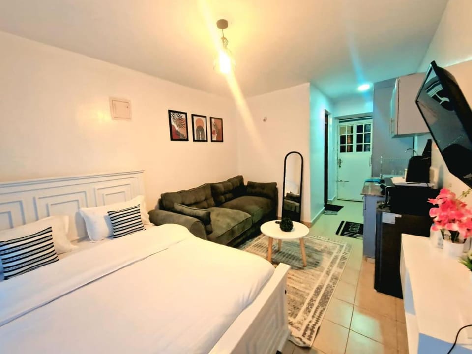 Bed, Photo of the whole room, Seating area, Bedroom