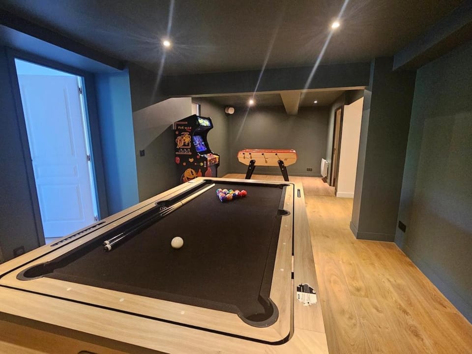Somptueuse Villa à 5 minutes de Deauville, 18 couchages, piscine, billard, salle de jeux Villa in Normandy