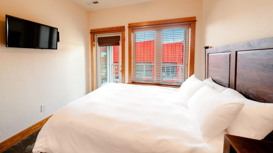 Bed, TV and multimedia, Balcony/Terrace, Bedroom