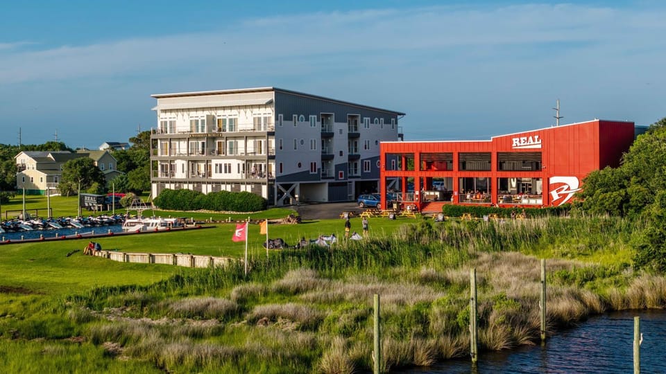 Property building, Restaurant/places to eat, Activities, Windsurfing, Location