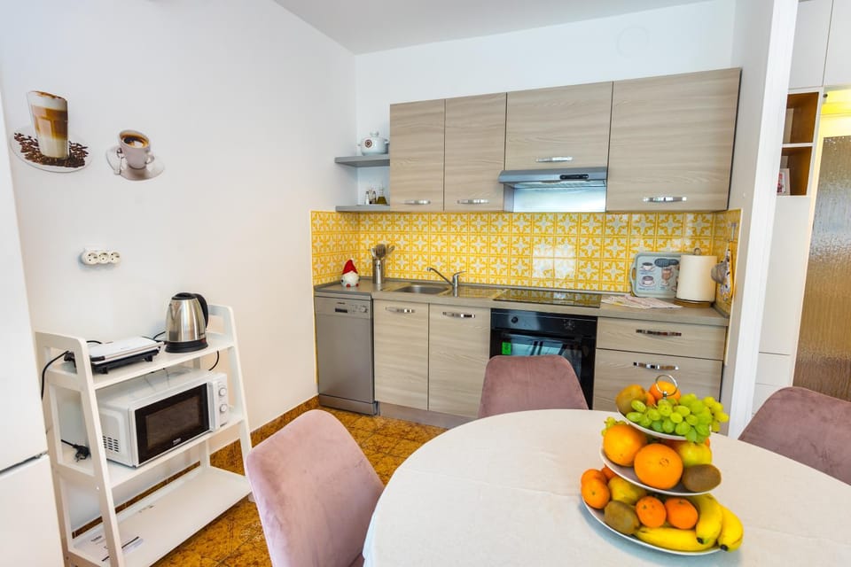 Coffee/tea facilities, Kitchen or kitchenette, Dining area, microwave, oven, stove, toaster