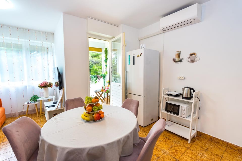 Living room, Seating area, Dining area, air conditioner