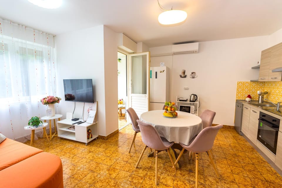 TV and multimedia, Kitchen or kitchenette, Living room, Seating area, Dining area, oven, stove, toaster, air conditioner