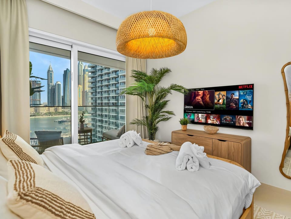 Luxury Spacious 2 Bedroom Private Beach and Views Apartment in Dubai