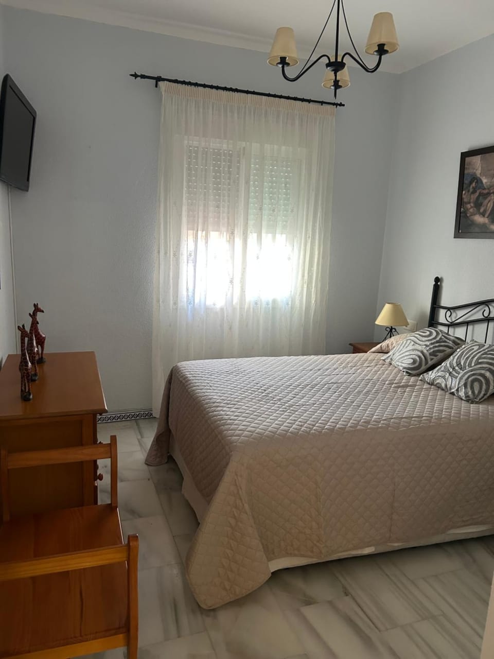 Bed, TV and multimedia, Photo of the whole room, Bedroom