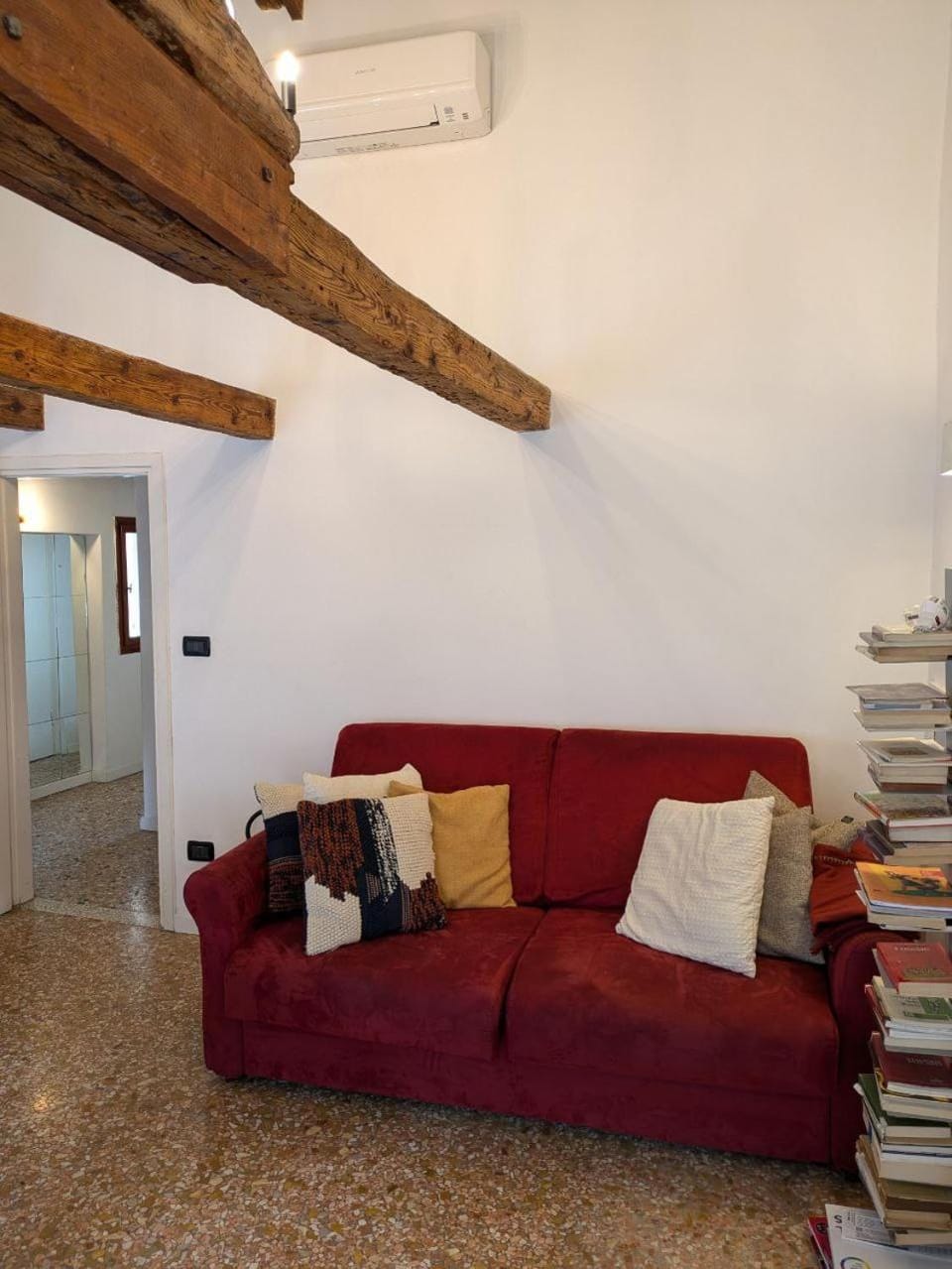 Bed, Living room, Seating area, air conditioner