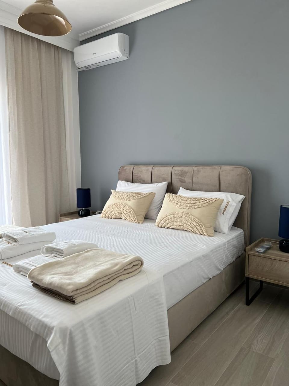 Bed, Photo of the whole room, Bedroom, air conditioner