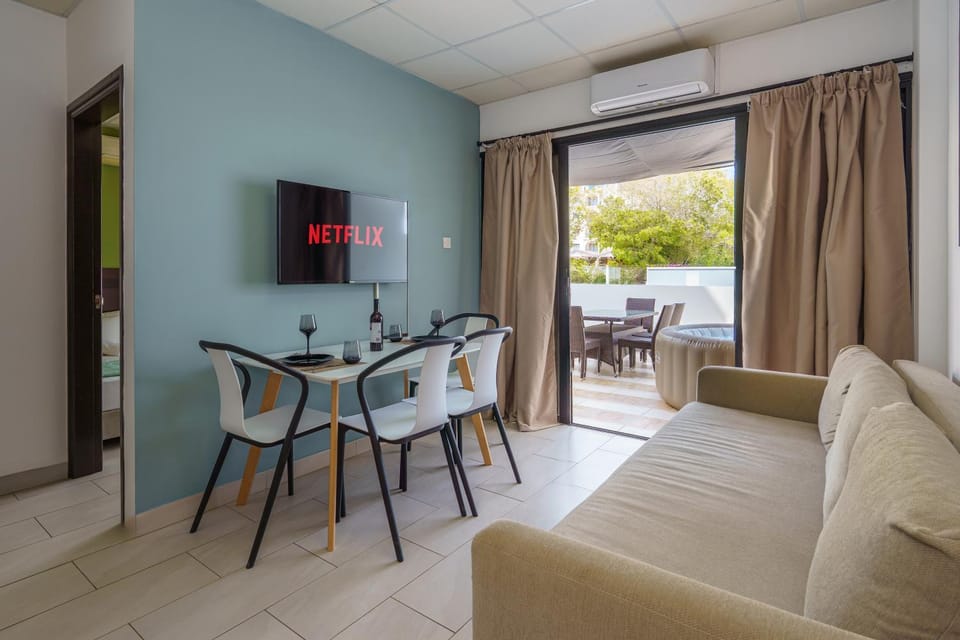 Patio, Hot Tub, TV and multimedia, Living room, Dining area