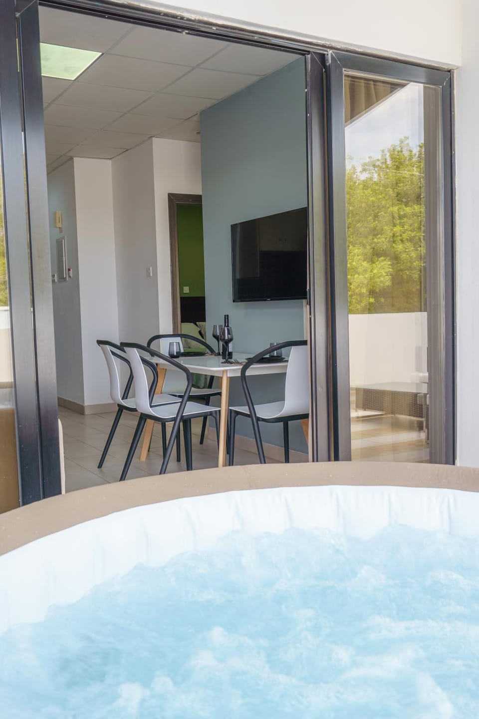 Hot Tub, Dining area