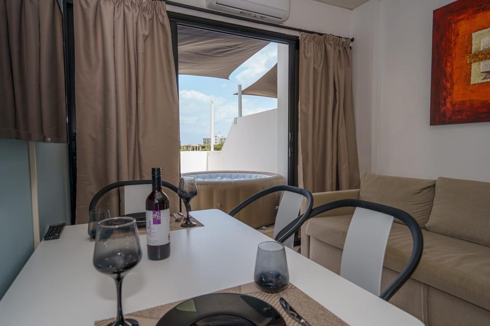 Living room, Seating area, Dining area, Alcoholic drinks