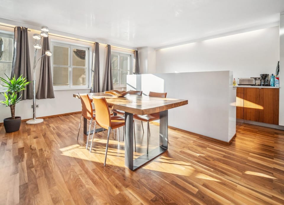 Kitchen or kitchenette, Seating area