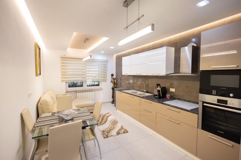 Coffee/tea facilities, Kitchen or kitchenette, Living room, Seating area, Dining area, oven, stove, toaster