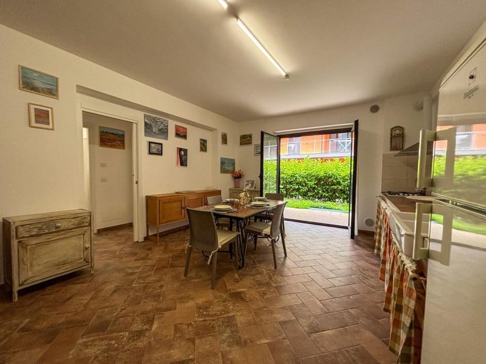 Garden, Dining area, kitchen