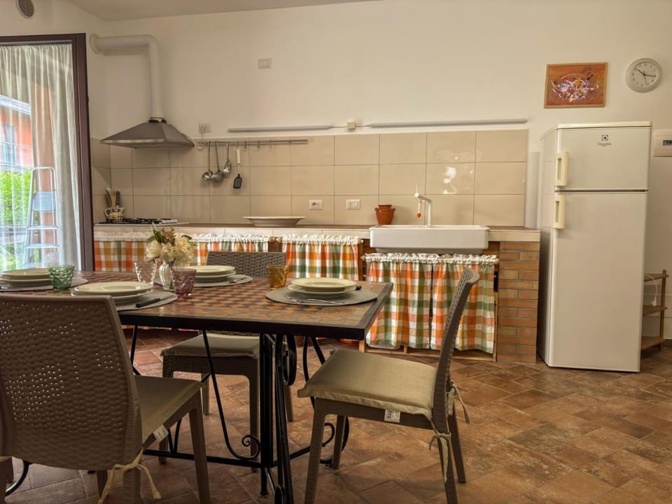 Kitchen or kitchenette, Lunch, kitchen