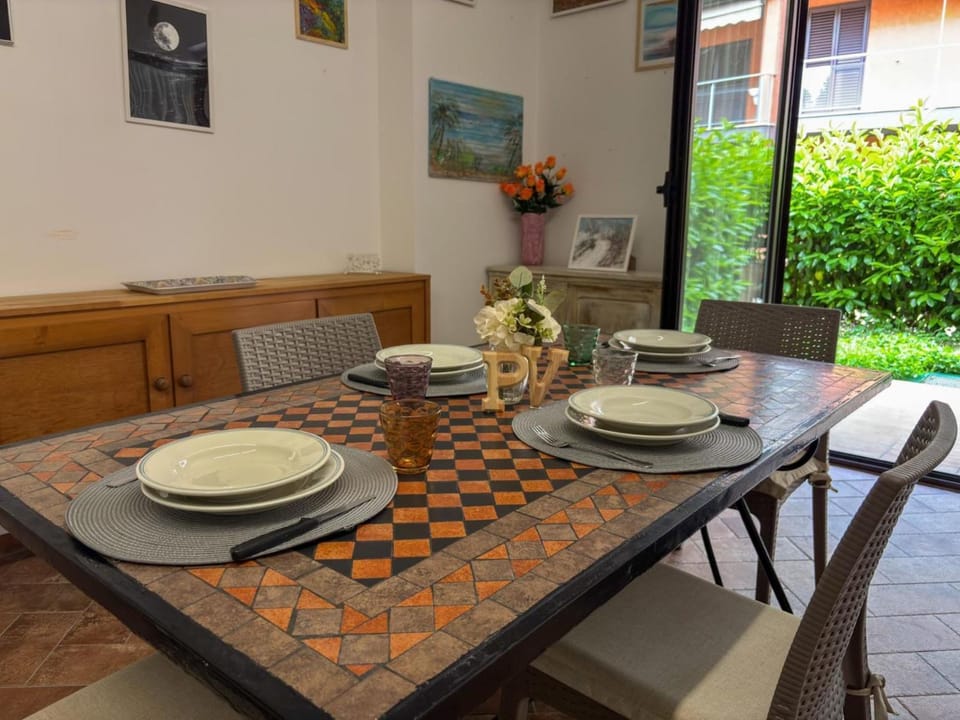 Garden, Dining area, kitchen