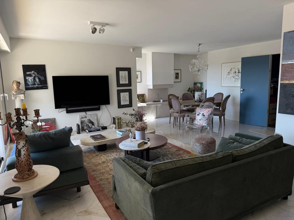 Communal lounge/ TV room, TV and multimedia, Living room, Seating area, Dining area