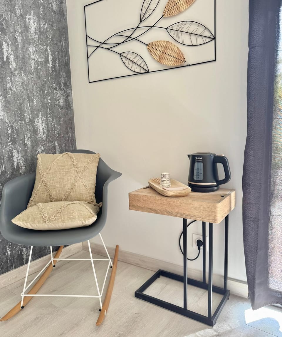 Kitchen or kitchenette, Seating area