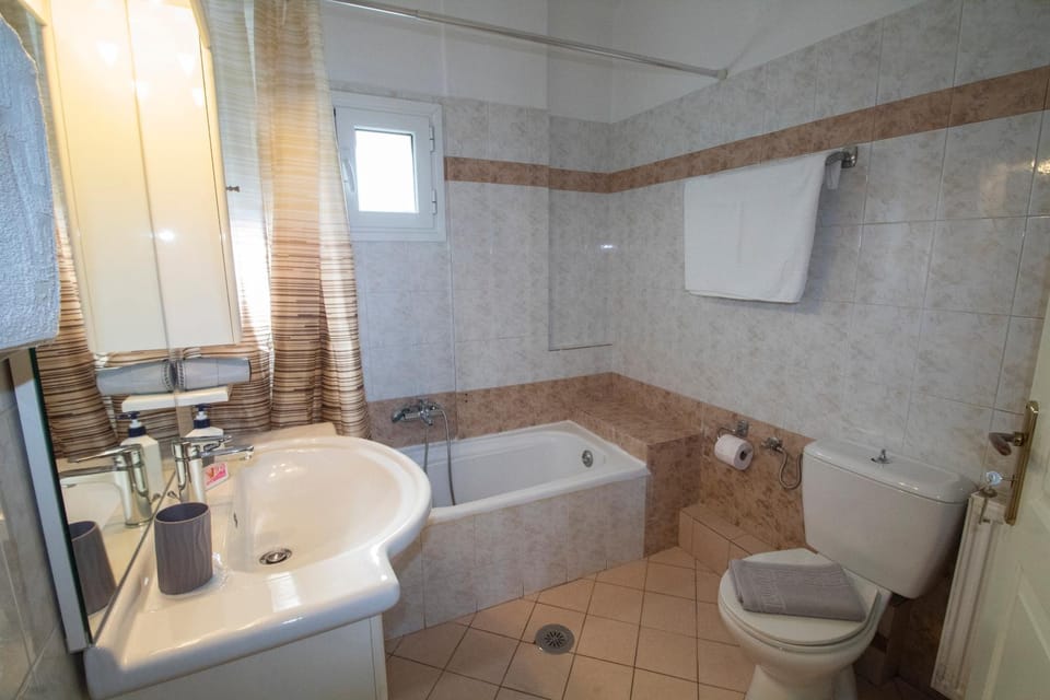 Shower, Toilet, Bathroom, Bath, towels