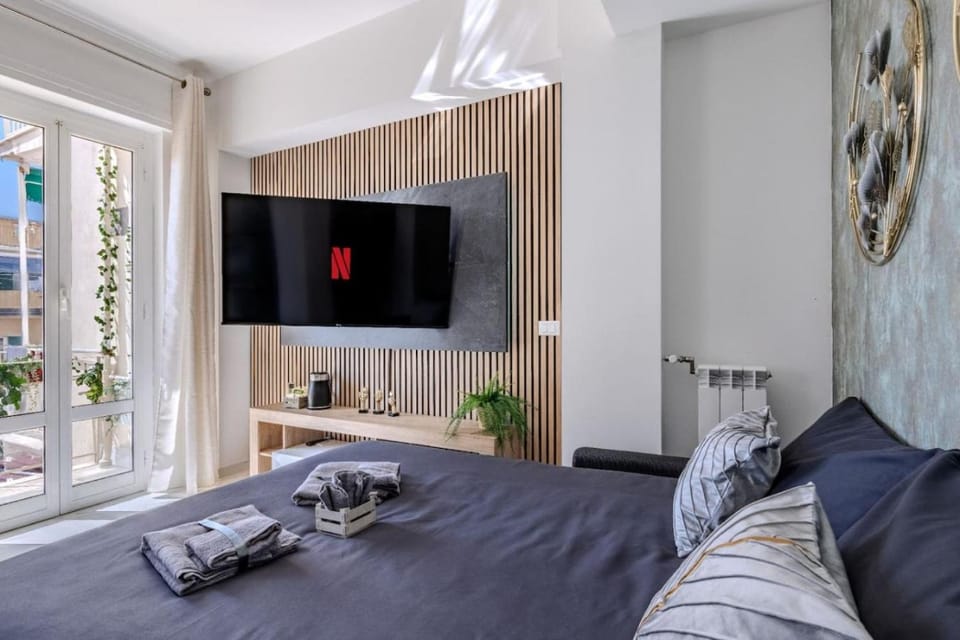 Communal lounge/ TV room, Bed, Evening entertainment