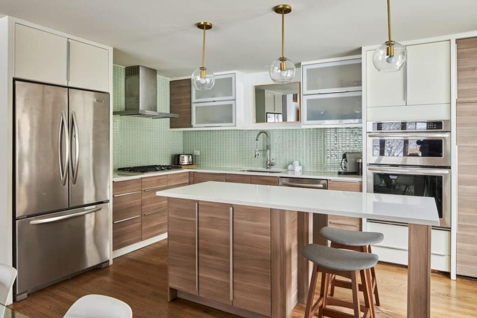 Central Ottawa Modern Retreat House in Gatineau
