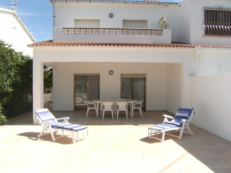 Property building, Patio, Day, Balcony/Terrace, sunbed