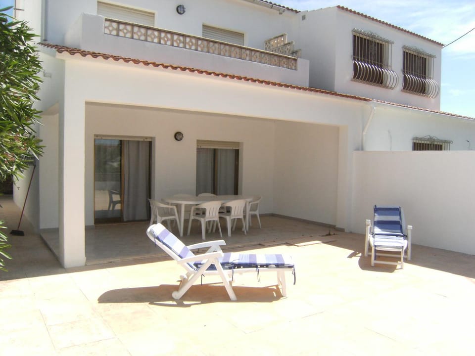 Property building, Patio, Day