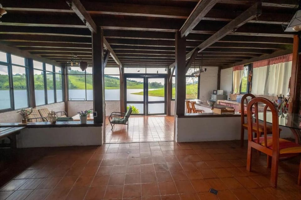 Chalet junto al lago con muelle privado Apartment in Calima