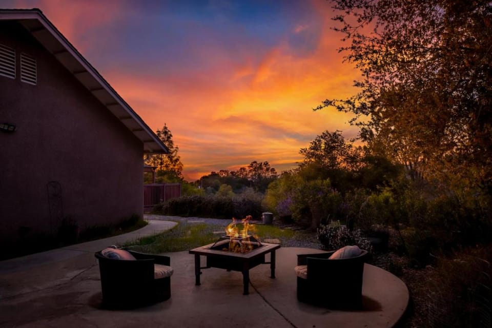 Sunset Lookout Mountain villa, Meadows, Gazebo House in Sierra Nevada