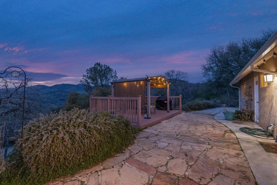 Sunset Lookout Mountain villa, Meadows, Gazebo House in Sierra Nevada