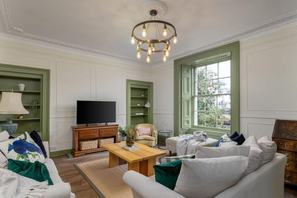 Historic Trackside Retreat, Charming Getaway House in Stirling