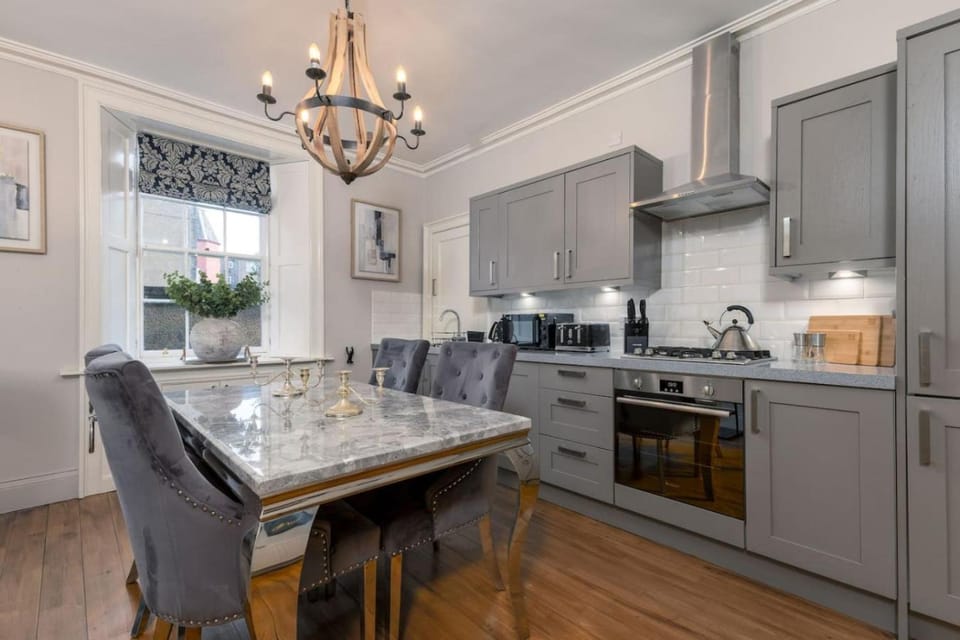 The Stirling Garden Townhouse - Private Courtyard House in Stirling